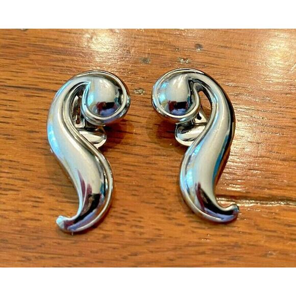 Vintage Alice Silver-Tone Clip On Earrings 1 1/2" - Picture 5 of 5